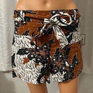 Cute Belle Vere size S brown black white print tie belt pull on shorts new